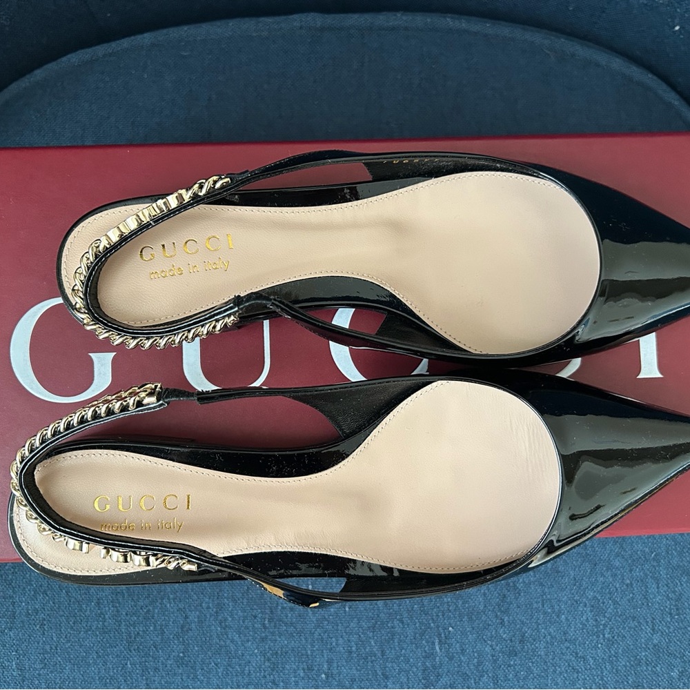 Gucci Black Patent Leather Flats with Gold Chain - Picture 5 of 9